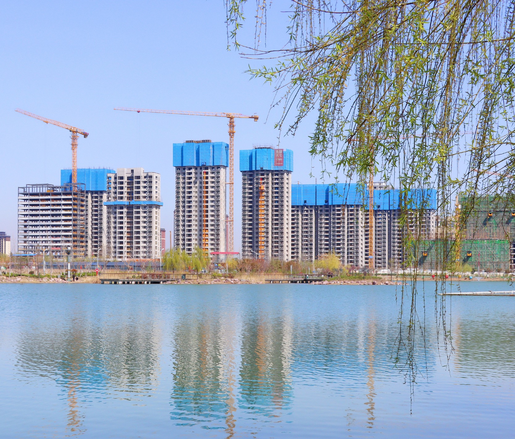 科技創(chuàng)新引領(lǐng)衛(wèi)輝裝配式建筑新風(fēng)向——守拙園大禹湖畔項(xiàng)目順利完成兩項(xiàng)吊裝任務(wù)